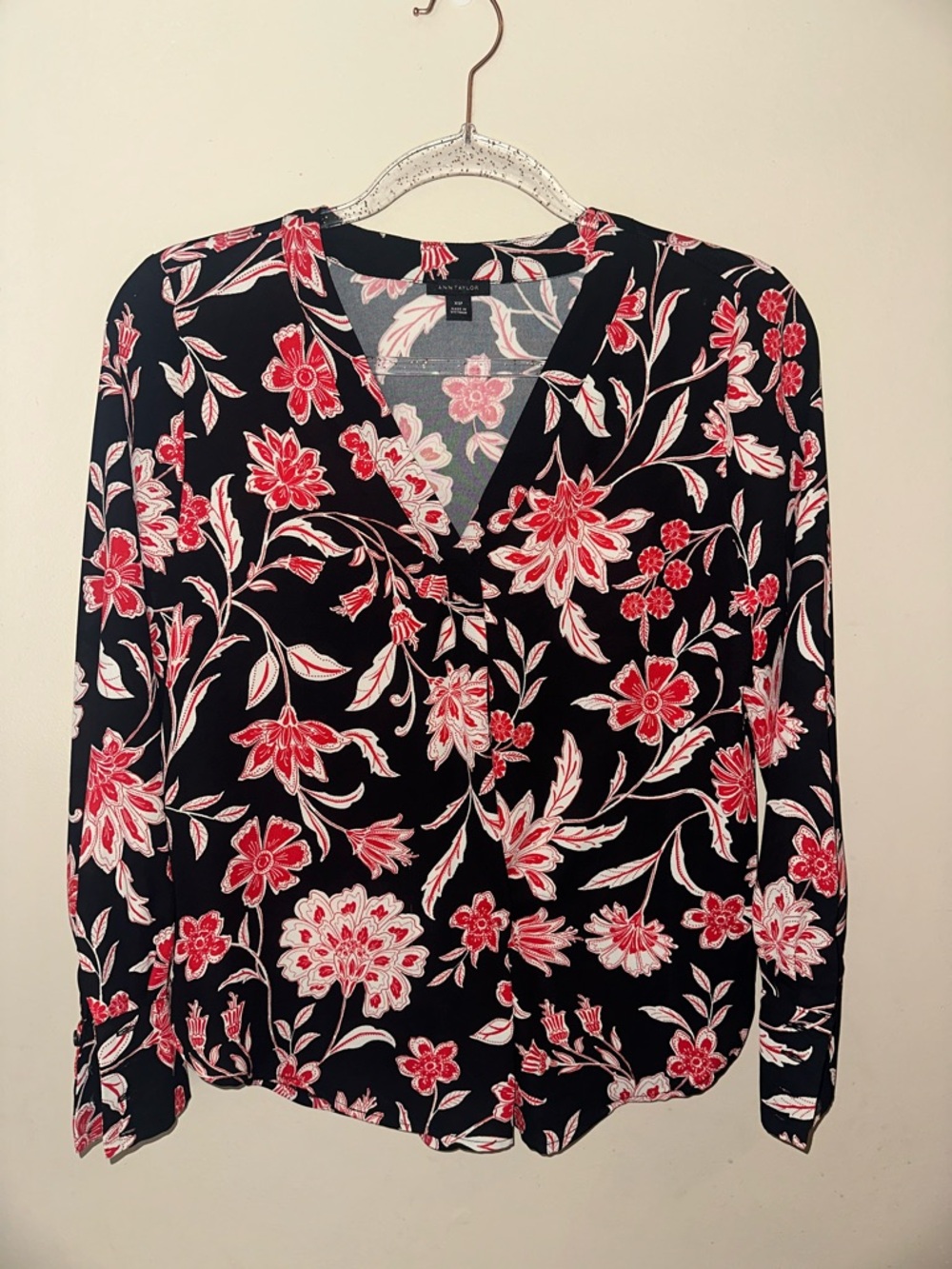Ann Taylor XSP Black Red Floral V Neck Business Casual Long Sleeved Career Top